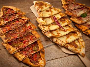 213. Pide mit Sucuk, Spiegelei & Käse